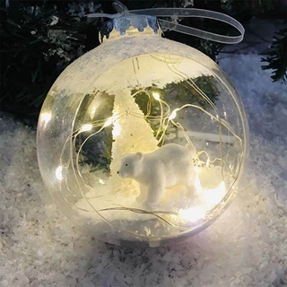 Enkelt kugle med lyskæde, bjørn og hvidt juletræ  